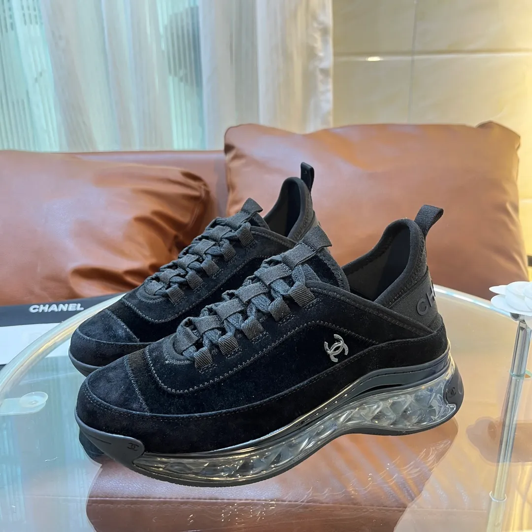 👟👟Ex-factory price 600👟👟 [Long-term supply of high-end versions] ⚠️Note: This model has many colors and the market has a complete range of colors. Welcome to consult ~ chanel Chanel Xiaoxiang casual sports shoes for couples and dad shoes for couples. The original version of the counter is 1:1, each color is accurately matched, and the internal standard is coded. ❣️Fabric material: original imported cow down + imported fabric, ❣️Inner material: imported breathable velvet, ❣️Outsole material: Original 1:1 mold opening, 3 layers of TPU ❣️Number of sizes: Women's 35-42 Men's 39-46 (Men's ➕10) Couple's version (with full set of high-end packaging)
